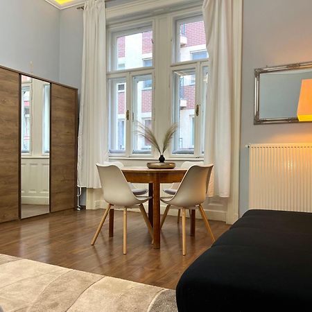 V6 Apartment By Small Home ブダペスト エクステリア 写真