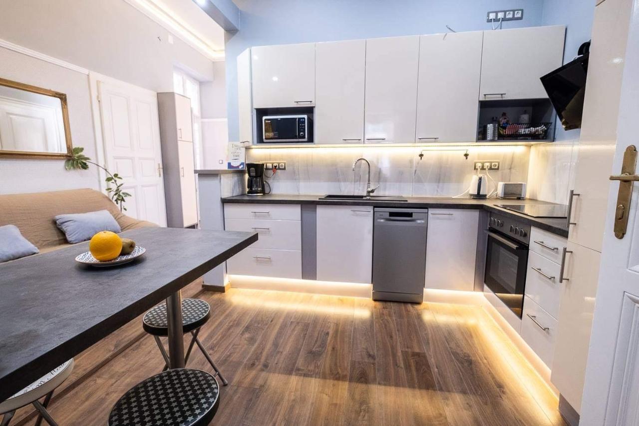 V6 Apartment By Small Home ブダペスト エクステリア 写真