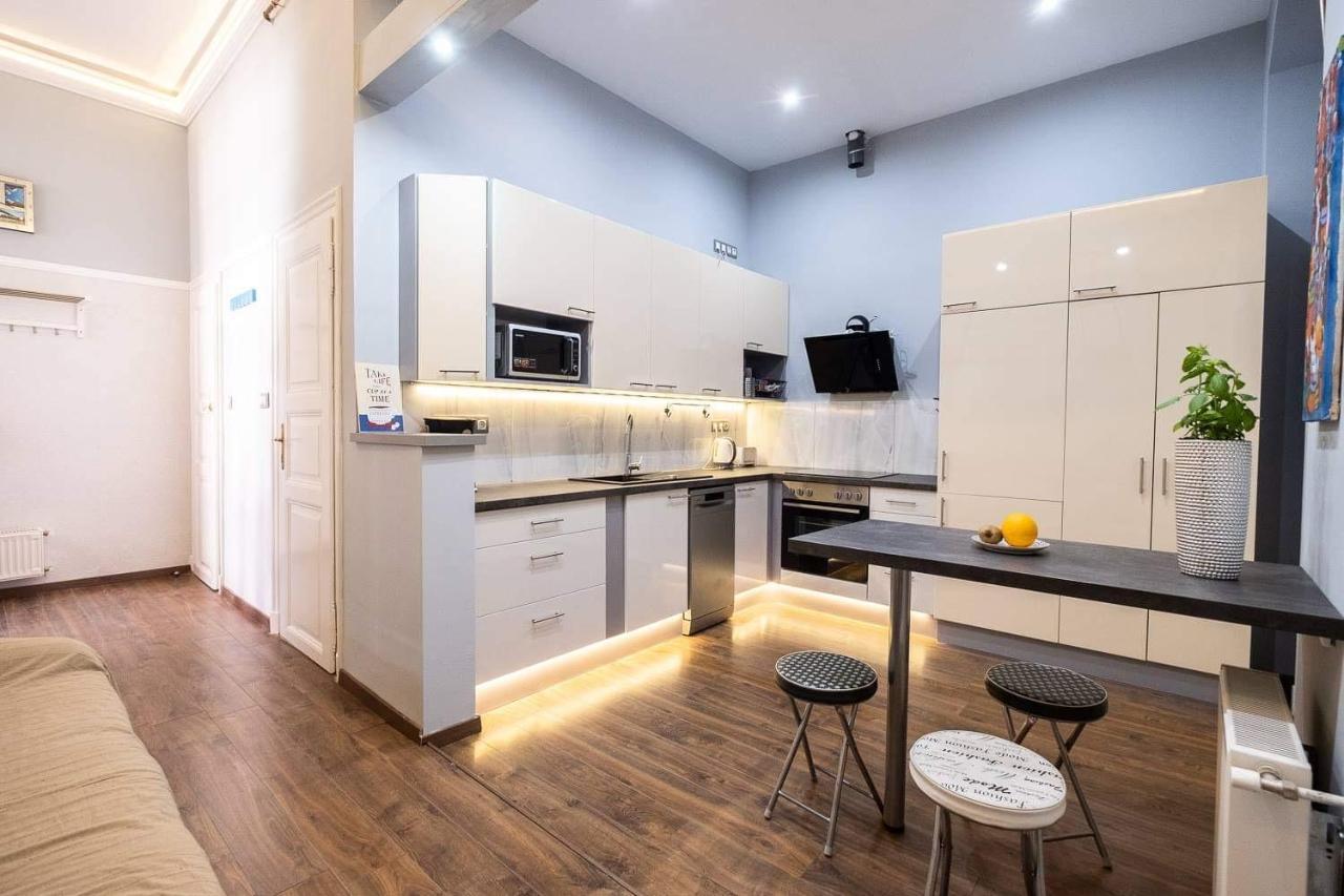 V6 Apartment By Small Home ブダペスト エクステリア 写真